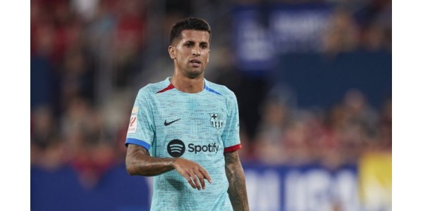 João Cancelo satiriza jogadores do Manchester City por má qualidade